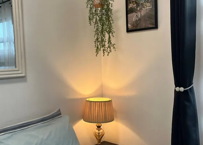 Apartment Marvinn's By Lvh - 150 Newport Boulevard, Comfort Studio, Family Studio, Group Studio, Free Wifi And Netflix, Near Naia