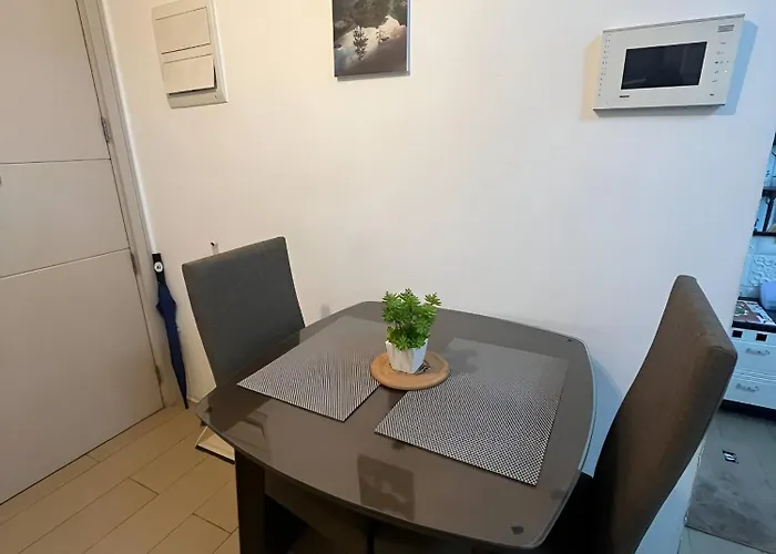 Marvinn's By Lvh - 150 Newport Boulevard, Comfort Studio, Family Studio, Group Studio, Free Wifi And Netflix, Near Naia Apartment *
